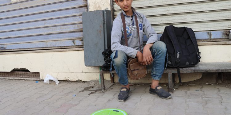 فتى الميزان.. طفولة مبكرة بمواجهة التحدي وخلق فرصة عمل