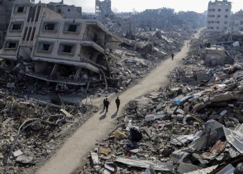 فلسطينية تصارع البؤس لإيجاد مخرج وأمل في حياة 
