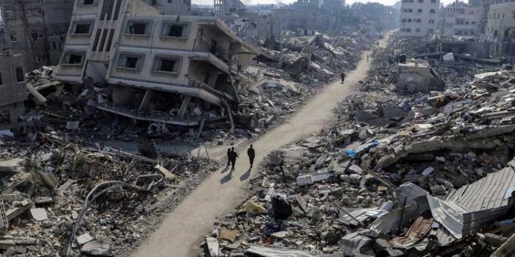 فلسطينية تصارع البؤس لإيجاد مخرج وأمل في حياة 