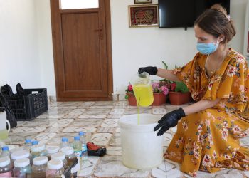 من وجع الفقد إلى كرامة الكفاح… دلع علي تكافح الحياة بصناعة المنظفات المنزلية