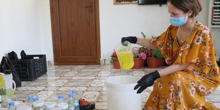 من وجع الفقد إلى كرامة الكفاح… دلع علي تكافح الحياة بصناعة المنظفات المنزلية