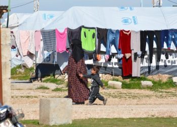 أمومة تحت الخيم… رحلة من الألم والصبر في مخيمات التهجير