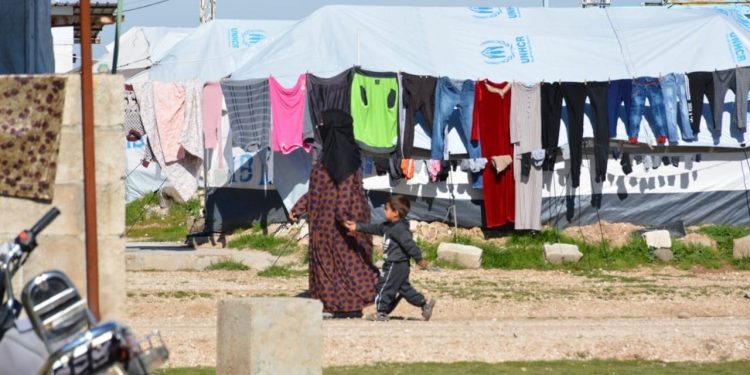 أمومة تحت الخيم… رحلة من الألم والصبر في مخيمات التهجير