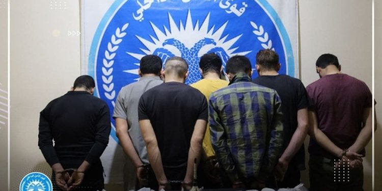إلقاء القبض على تجار أسلحة ومخدرات في الطبقة والحسكة والرقة