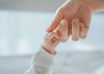 الأمومة المرهقة خلف الابتسامة