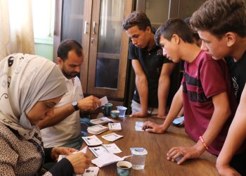 البدء بتسليم البطاقات الامتحانية لطلاب الشهادة الإعدادية في الطبقة