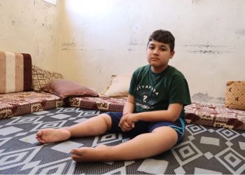 طفلٌ منسيّ في زوايا مركز إيواء… يأمل المشي كأقرانه
