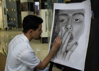 الشاب أحمد كنعان بلوحات فنية يحافظ على الثقافة المجتمعية