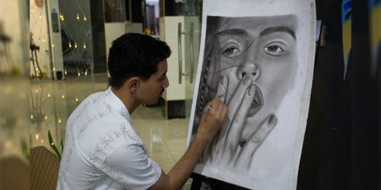 الشاب أحمد كنعان بلوحات فنية يحافظ على الثقافة المجتمعية