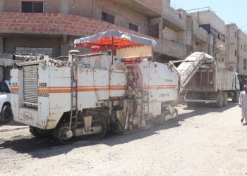 الطبقة تبدأ قشط وتسوية الشوارع تمهيدًا للتعبيد