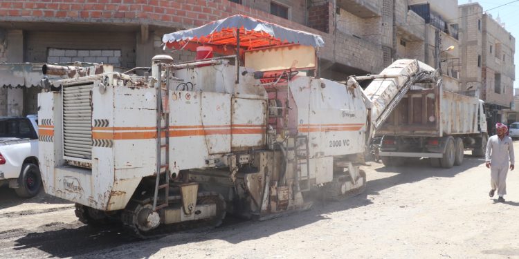 الطبقة تبدأ قشط وتسوية الشوارع تمهيدًا للتعبيد