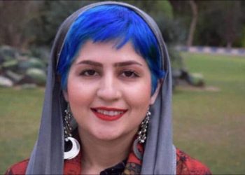 الناشطة المدنية الإيرانية سبيده قليان خارج سجن إيفين