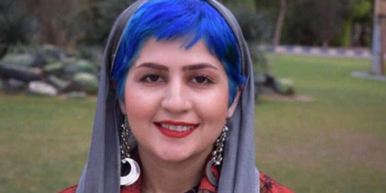 الناشطة المدنية الإيرانية سبيده قليان خارج سجن إيفين