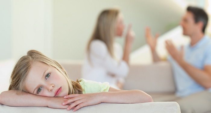 انشغال الأبناء عن آبائهم.. تهديد التماسك الأسري
