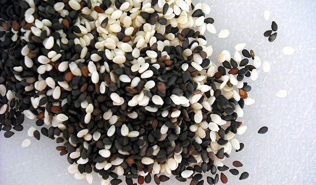 بذور السمسم الأسود.. فوائد صحية مثبتة علمياً واستخدامات حديثة