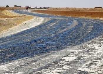 بلدية الجرن بمقاطعة الفرات تبدأ أعمالها التنفيذية لإنجاز الإسفلت لطريق حيوي هام