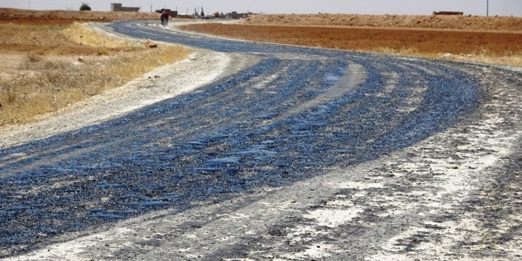 بلدية الجرن بمقاطعة الفرات تبدأ أعمالها التنفيذية لإنجاز الإسفلت لطريق حيوي هام