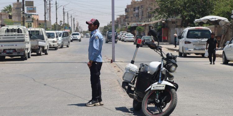 بين الزحام والحلول.. شرطة مرور الطبقة تستنفر لتنظيم السير وحماية الأرواح