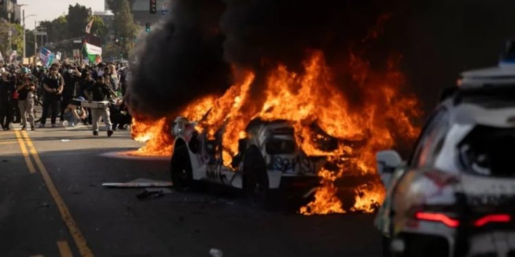 ترامب يُهدد بإرسال المارينز إلى لوس انجلوس