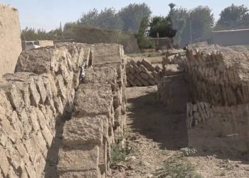 “حجر اللبن”.. ملاذ أهالي دير الزور في مواجهة غلاء الإعمار