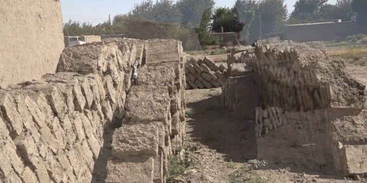 “حجر اللبن”.. ملاذ أهالي دير الزور في مواجهة غلاء الإعمار