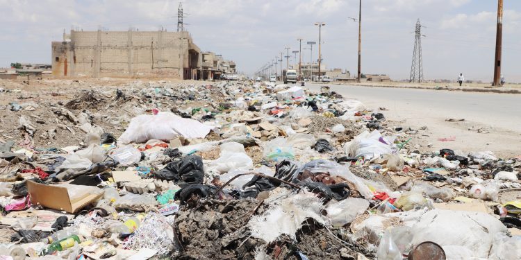 حي “الزنود” مكب للنفايات… مخاطر صحية وبيئية.. فهل من حلول جذرية..؟!