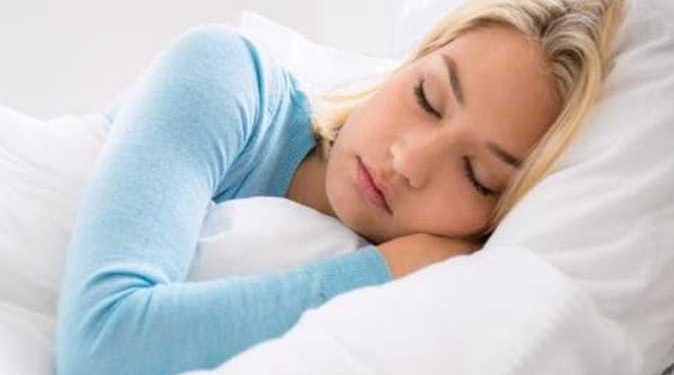 حيلة القدم الواحدة.. طريقة غريبة تساعدك على النوم السريع