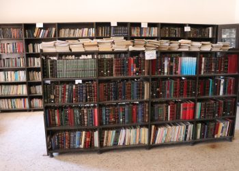 رئة الطبقة الثقافية تتنفس من رفوف الكتب