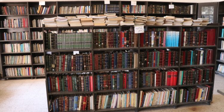 رئة الطبقة الثقافية تتنفس من رفوف الكتب