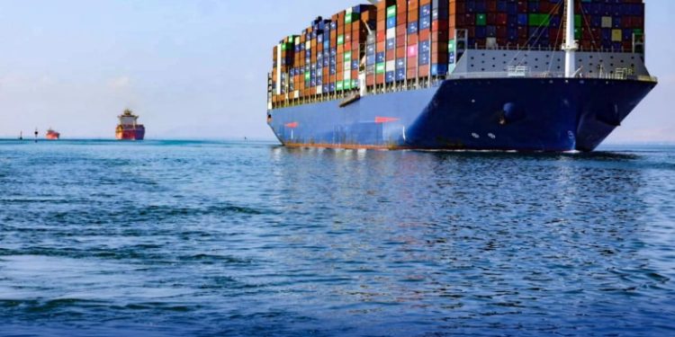 عودة تدريجية لسفن الحاويات العملاقة إلى قناة السويس لأول مرة منذ آذار الماضي