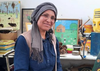 “فنانة الجبل” حوّلت معاناة المرأة الريفية إلى لوحات تنطق