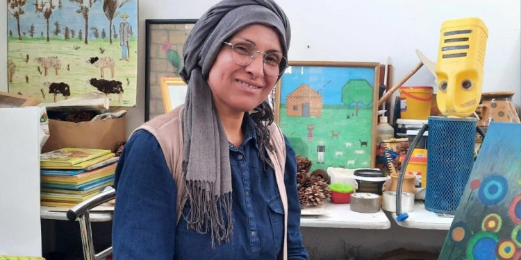 “فنانة الجبل” حوّلت معاناة المرأة الريفية إلى لوحات تنطق