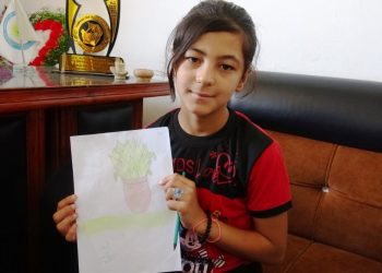 كريلا الصالح… طفلة تصقل موهبتها بالرسم للتعبير عن مستقبل زاهر لوطنها