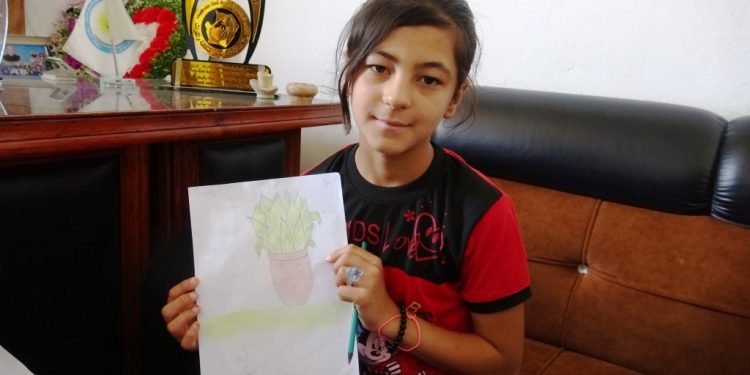 كريلا الصالح… طفلة تصقل موهبتها بالرسم للتعبير عن مستقبل زاهر لوطنها