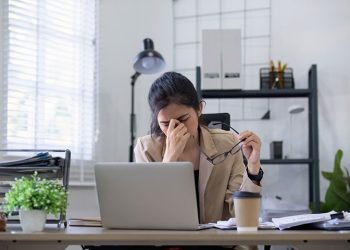 نصائح لحماية العينين أثناء التحديق في الشاشة طوال اليوم