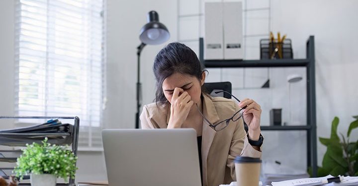 نصائح لحماية العينين أثناء التحديق في الشاشة طوال اليوم