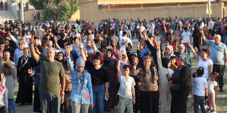 مهجّرو عفرين والشهباء في الطبقة: “مرحلة السلام للقائد آبو هي بداية العودة لعفرين”