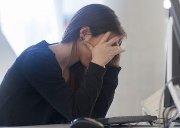 أعراض نوبات الهلع.. لماذا تُصيب الأشخاص من دون سابق إنذار؟