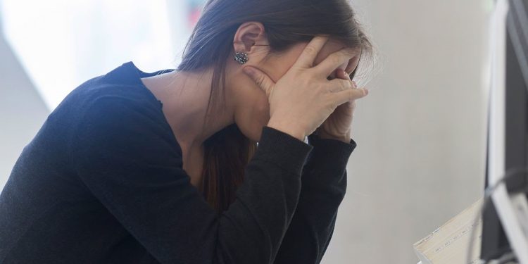 أعراض نوبات الهلع.. لماذا تُصيب الأشخاص من دون سابق إنذار؟