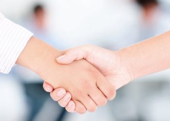 أغرب أنواع المصافحة ودلالاتها من مختلف أنحاء العالم