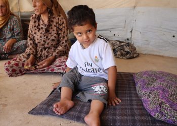 “أحلام معلّقة في خيمة”… مأساة أم وطفلها في مخيم نوروز