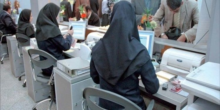 السلطات الإيرانية تشدد القيود المفروضة على النساء