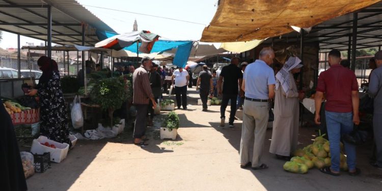 بلدية قامشلو تواصل حملاتها ضد البسطات المخالفة لتعزيز النظام العام وحركة المرور