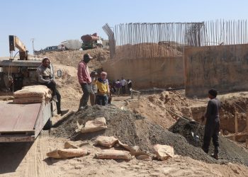 بلدية العريشة تطلق صيانة جسر “العطالة”