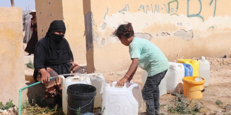 أزمة مياه خانقة في الطبقة.. انحسار الفرات يهدد حياة آلاف السكان
