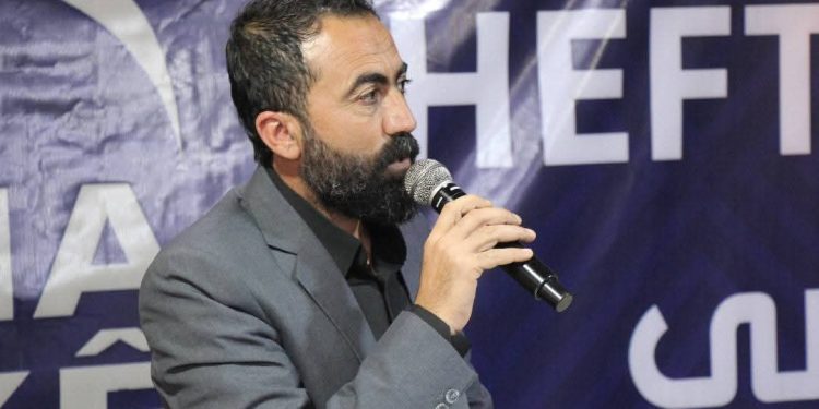 بين الشّجن والأمل