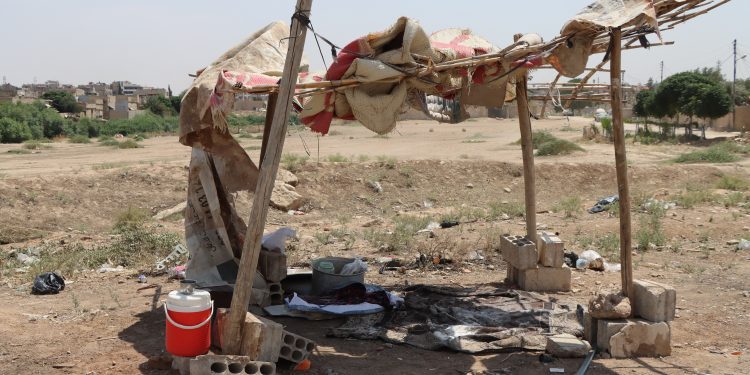 بين الهجيرة والنار… زوجان يحافظان على مهنة خبز التنور في قامشلو