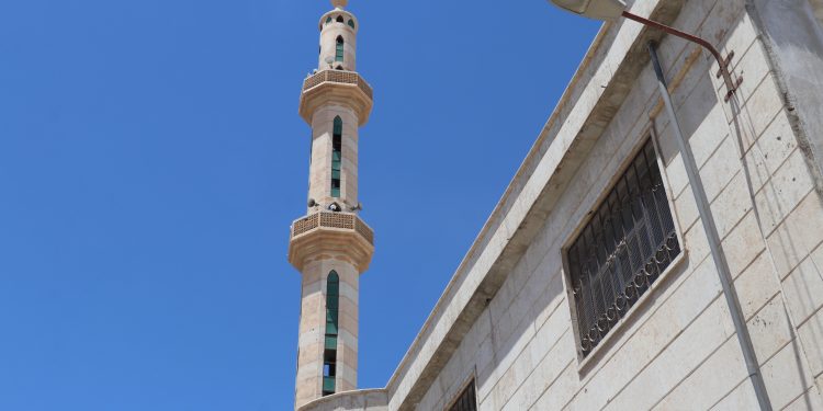 جامع التوبة في الطبقة… من مهجعين متواضعين إلى منارة دينية وتعليمية