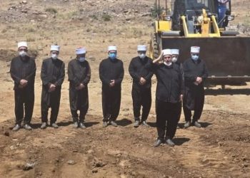 دفن أكثر من مائة جثة تم العثور عليها في مقبرة جماعية بالسويداء