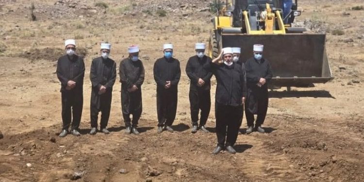 دفن أكثر من مائة جثة تم العثور عليها في مقبرة جماعية بالسويداء
